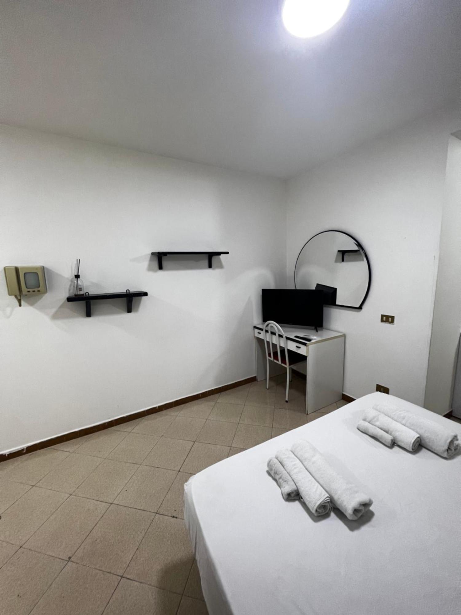 1 Room Apartment Near By Central Train Station Palermo Exterior photo